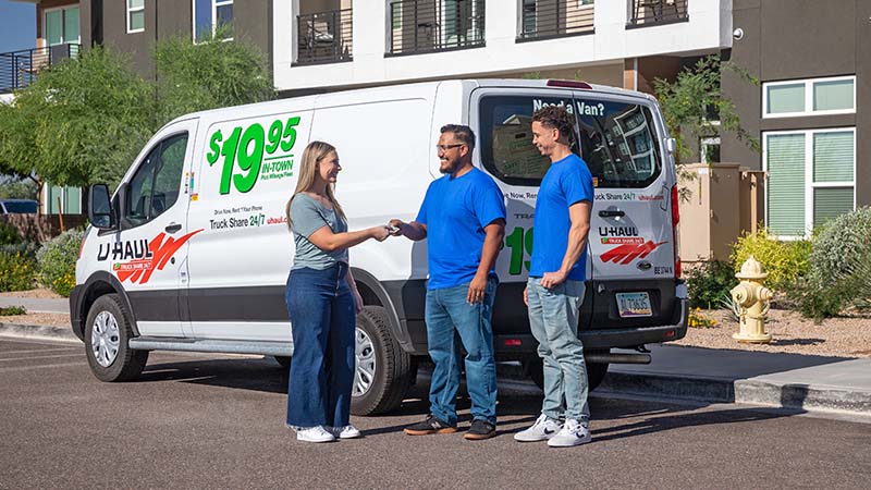 A customer provides a tip to two Moving Help Service Providers after she had a wonderful experience with their services.